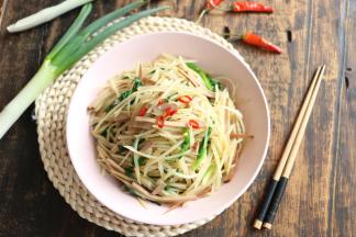 一道简单可口的凉拌小菜就做好了。