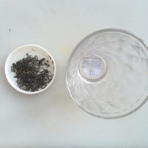 取适量绿茶，准备一个杯子。