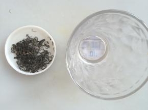 取适量绿茶，准备一个杯子。