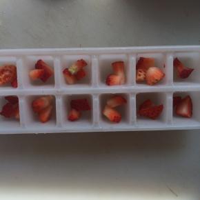 放入冰格中，冰箱冷冻。