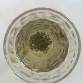 绿茶开水冲泡，静置晾凉。