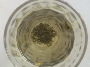 绿茶开水冲泡，静置晾凉。