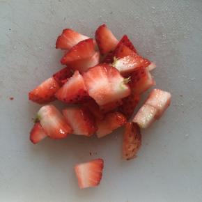 草莓清洗干净。
草莓切小块