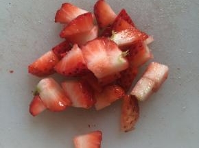 草莓清洗干净。
草莓切小块