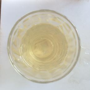 滤掉茶叶，留下茶水。