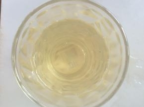 滤掉茶叶，留下茶水。