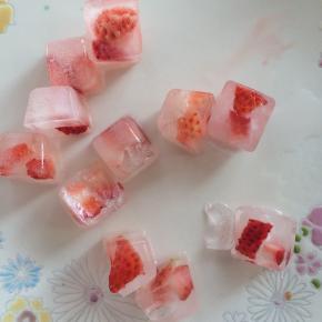 取出冷冻好的草莓冰块。放入冷冻好的草莓冰块即可饮用了。