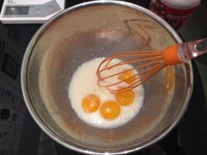 玉米油＋牛奶混合均匀，磕入蛋黄