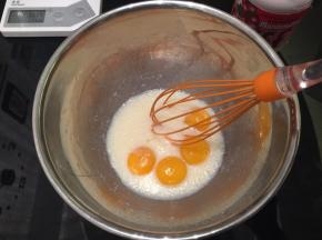 玉米油＋牛奶混合均匀，磕入蛋黄