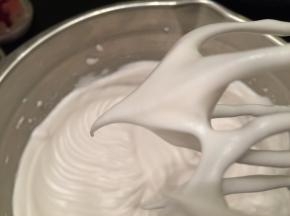 打发至提起打蛋器蛋清呈大弯勾（即湿性发泡）