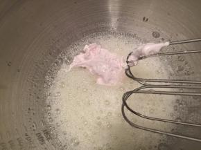 蛋清打至粗泡，滴入几滴柠檬汁，加少许盐，少量多次将棉花糖加入蛋清内