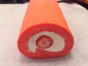 借助擀面杖将蛋糕皮卷起，冰箱冷藏定型