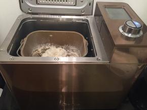 将除黄油以外的所有面包材料放入面包机内，启动和面程序，设置20分钟