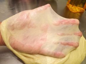 和面10分钟后检查面团，有厚膜后加入黄油，和面至能拉出不易破的手套膜