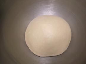 将面团搓圆放入盆内，盖上保鲜膜后进行一发