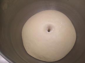 手沾面粉插入面团，不塌陷不回缩即发酵完成