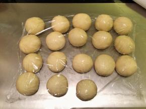 将面团平均分成6份，再平均分成3份，盖上保鲜膜后静置20分钟