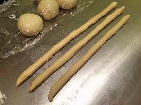取3小份，分别搓成长条形