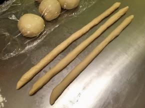 取3小份，分别搓成长条形