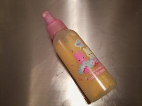 制作蛋黄液：蛋黄加入牛奶内，打散拌匀后过筛倒入喷壶内