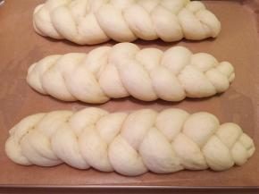 将发酵好的面团取出，烤箱预热170度