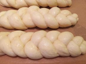 均匀地朝面包胚上喷洒蛋黄液