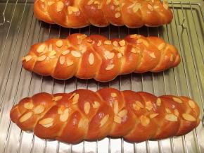 出炉马上放在晾架上放至手温后密封保存