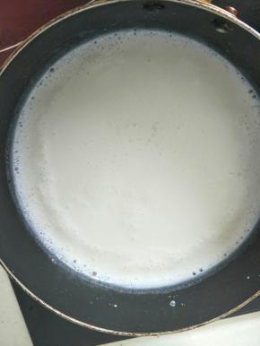将牛奶倒入锅中，加热到大约80度，即锅边牛奶微微沸腾，立即离火