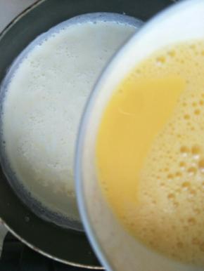然后慢慢地倒入搅拌好的蛋黄液，一边搅拌，注意要很慢很慢的倒进去，不要把鸡蛋烫成蛋花