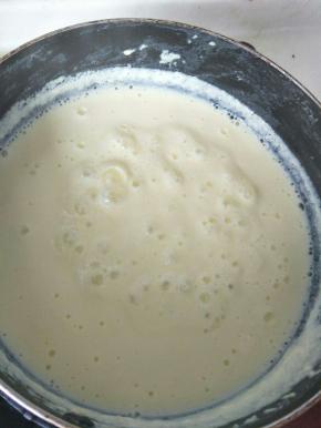 搅拌均匀后再将混合好的蛋奶再次倒入锅中，用小火慢慢加热，边煮边搅拌,煮到很浓稠，煮好后，隔冷水降温，凉到室温