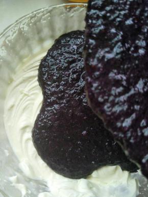 然后倒入冷却好的桑葚蛋奶糊，并用打蛋器搅打均匀