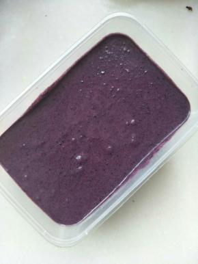 将冰激凌糊倒入盒中，放入冰箱冷冻，然后大约每隔1小时，取出搅拌一次，至完全冷冻凝固