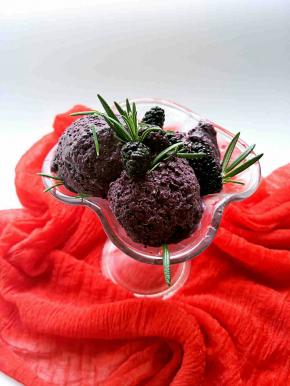 食用前，把冰激凌取出，稍微融化的冰激凌口感最好