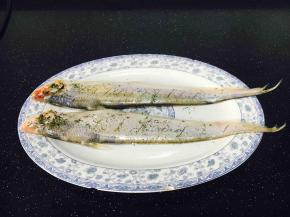 把鱼的正反两面抹上少许盐和少许莳萝碎，淋上少许柠檬汁，内脏处撒些莳罗碎，腌制15分钟左右。（没有莳罗碎和柠檬汁也没关系，直接用盐腌制就可以，其实这么鲜的鱼只用盐绝对没问题）