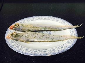 把鱼的正反两面抹上少许盐和少许莳萝碎，淋上少许柠檬汁，内脏处撒些莳罗碎，腌制15分钟左右。（没有莳罗碎和柠檬汁也没关系，直接用盐腌制就可以，其实这么鲜的鱼只用盐绝对没问题）