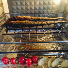 这是烤好后的效果图，刀鱼通体金黄，表皮微脆，鱼肉鲜嫩。