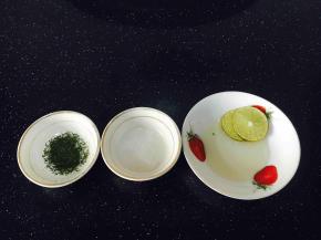 准备好莳罗碎、盐、柠檬汁。