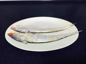 刀鱼洗净，刮去鱼鳞，去除内脏，用厨房用纸吸干水份。（鱼鳞也可以不刮）