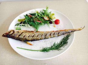 烤刀鱼配蔬菜沙拉，蔬菜沙拉有冰草、苦苣、黄瓜、小番茄、小水萝卜、蔓越莓干、蓝莓、松子人仁、少许料汁。