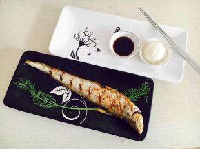 摆盘，烤刀鱼盘中的配饰物是茴香，另外一个盘子中一个是生抽，一个是腌制好的白萝卜绒做为配菜。