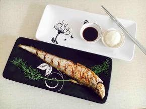 摆盘，烤刀鱼盘中的配饰物是茴香，另外一个盘子中一个是生抽，一个是腌制好的白萝卜绒做为配菜。