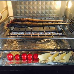 烤箱无需预热，在烤箱最底下铺一层铝箔纸，把刀鱼放在篦子上置于中层，烤箱上下加热管调到200度，烤20分钟。（图中的小番茄和苹果是顺便烤的）