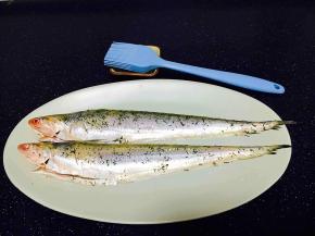 用小刷子在腌制好的刀鱼正反两面抹上一点油（提倡少油者可略去这步，不会影响烤制效果）