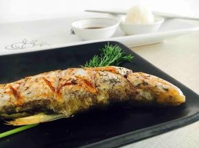 给烤刀鱼来个近镜头