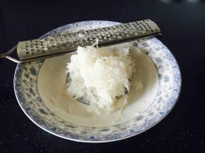 将一块白萝卜用刨丝器刨成白萝卜绒，放少许盐腌制5～10分钟左右，挤干水份放在小碟子里备用。（白萝卜绒在这道菜中只是配菜，可以略去）