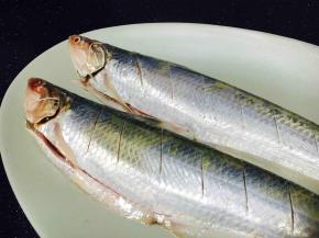 把鱼的正反两面都打上斜刀以便入味。