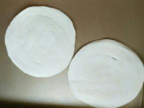 冰箱取出两张飞饼，室温放置一会回暖