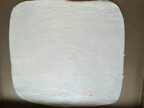 稍微回暖以后擀成长方形(注意不要等完全回暖，不容易擀，会沾)