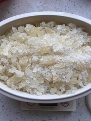 柠檬去核后放入电炖锅炖盅内，上面覆盖冰糖