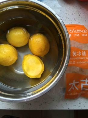 柠檬用盐搓一下，然后在盐水里泡半小时。